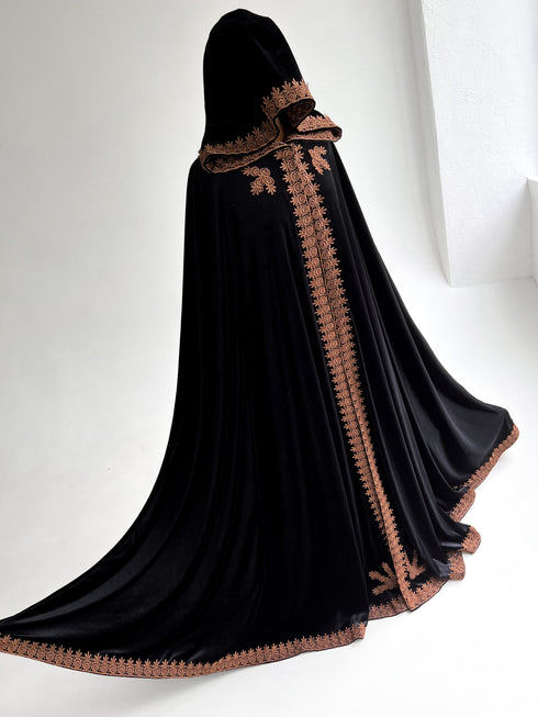 Long cape golden lace